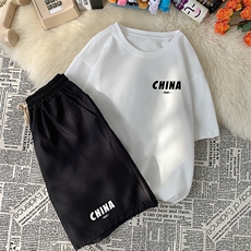 白衣黑裤
