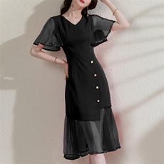 2022夏季气质收腰优雅简约大方优雅性感领口宽大透气遮肉显瘦，女装连衣裙，时尚俏佳人