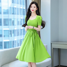 绿色方领连衣裙女2024年夏季新款质感高级感气质韩版遮肚高腰裙子，女装连衣裙，火爆靓佳人