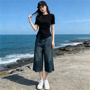 时尚简约套装女夏季新款收腰显瘦圆领开叉短袖阔腿牛仔中裤两件套图片