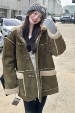 军绿色麂皮绒羊羔毛外套女冬季2025新款连帽牛角扣皮毛一体棉服，女装棉衣/棉服，2C305
