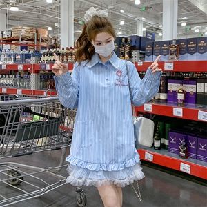 蓝色条纹连衣裙女春初2025新款超火洋气减龄超好看蕾丝拼接衬衫裙图片