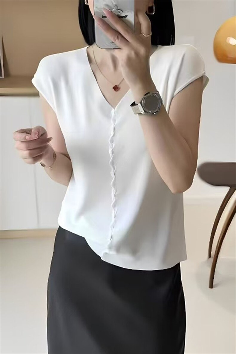 法式V领冰丝针织短袖T恤女2025年夏大码显瘦设计感正肩打底衫上衣,女装T恤,萱芳婷羊绒