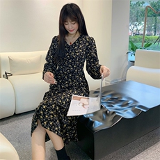 现货2024年春季新女时尚气质优雅显瘦碎花网红连衣裙，女装连衣裙，煊芮熙