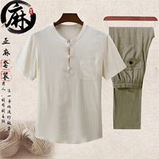 白色上衣＋豆绿长裤