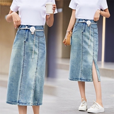 现货淑女浅色开叉牛仔半身裙2025夏季新款花朵链条韩版A字包臀裙，女装套装/套裙，跑量工厂店