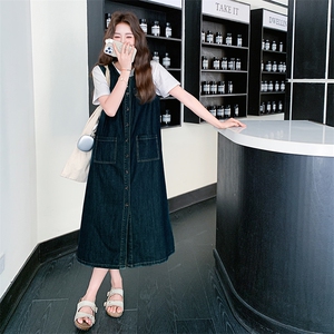 韩版复古牛仔盐系减龄连衣裙女2025夏季新款单排扣慵懒显瘦背带裙图片