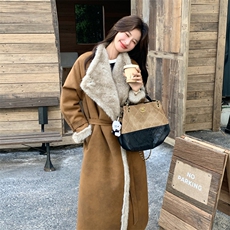 美拉德咖色皮毛一体羊羔毛厚外套女秋冬超火好看加绒派克棉服大衣，女装毛呢外套，2B190