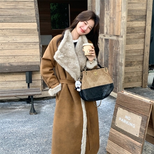 美拉德咖色皮毛一体羊羔毛厚外套女秋冬超火好看加绒派克棉服大衣图片
