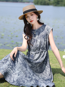 高端无袖碎花天丝雪纺连衣裙女2025夏季新款宽松显瘦印花度假裙子图片