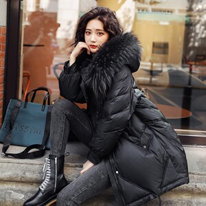 玫红色羽绒服女中长款90白鸭绒大毛领外套【高仿毛下架】，女装羽绒服，鑫源服饰