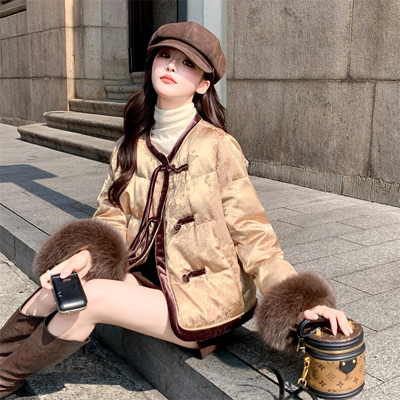 现货！2693款圆领提花料新中式狐狸毛袖短款女式羽绒服，女装羽绒服，衣秀之家