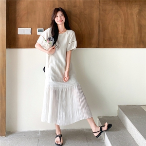 甜美慵懒风百搭压褶蕾丝拼接连衣裙女2025夏季简约白色短袖连衣裙图片