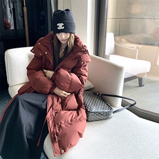 【新款现货】酒红色中长款时尚连帽款白鸭绒外套99808款P245K348，女装羽绒服，2C316