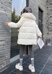 大毛领羽绒服图片