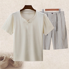 白色上衣＋浅灰短裤