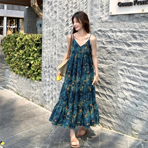 法式复古印花吊带连衣裙女2025夏季新款独特漂亮海边度假沙滩长裙图片