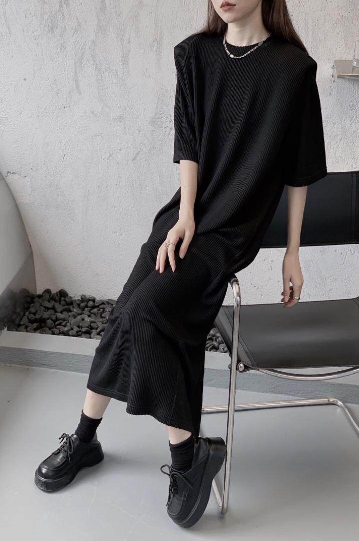 采用的毛毛虫面料柔软又有垂感，使裙子看起来高端上档次。，其它，YITI壹题