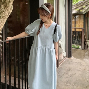 浅蓝色泡泡袖v领连衣裙女2024夏季新款法式简约气质宽松过膝长裙图片