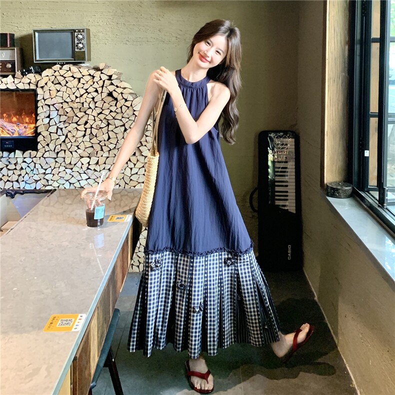 格子拼接藏青色无袖挂脖连衣裙女夏2025新款度假风流行森系背心裙,女装连衣裙,2C167