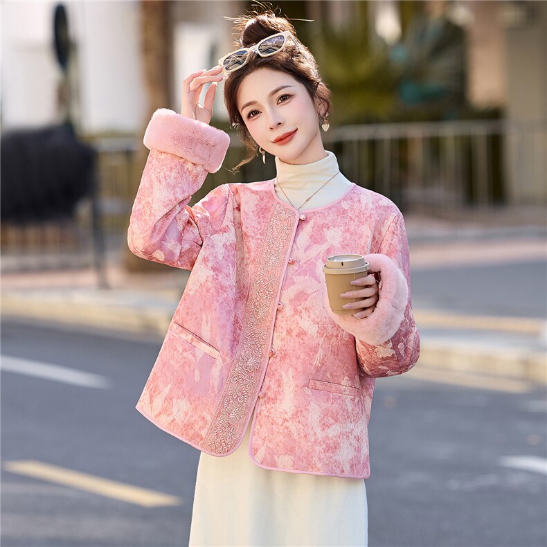 2025年潮冬季真狐狸毛重工刺绣钉珠短款新中式羽绒服新款,女装羽绒服,伊仟回