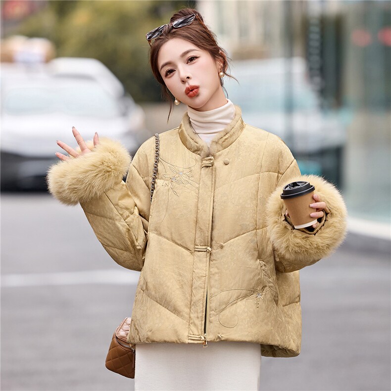 新中式立领羽绒服女2025冬季新款巨好看刺绣大毛领白鸭绒外套,女装羽绒服,丽影随形