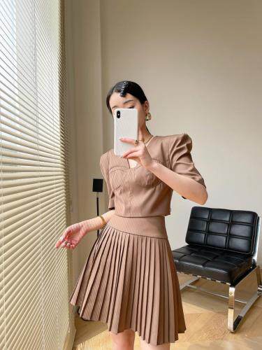 现货～夏季新款宽肩撞色线百褶裙套装，女装职业装，LION&CAT(2F)