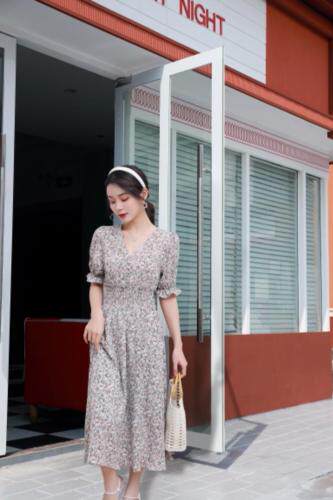 夏季新款韩版碎花连衣裙，女装连衣裙，裳之恋语