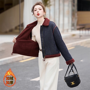 时尚拼接翻领加绒牛仔短外套女2024冬季新款小个子休闲羊羔毛棉服图片