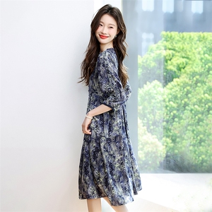 宽松大码连衣裙女春夏季2025新款气质显瘦减龄遮肚中长款a字裙子图片