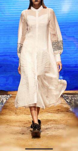 面料釆用进口天然纤维 上身除了飘逸感还有垂感 有型自带质，其它，听松