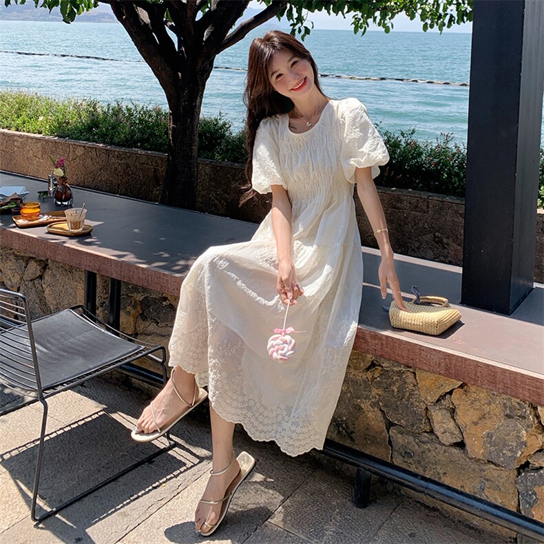 白色蕾丝刺绣泡泡袖连衣裙女夏季2025新款法式压褶收腰显瘦长裙潮,女装连衣裙,莘蕾