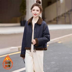 时尚拼接翻领加绒牛仔短外套女2024冬季新款小个子休闲羊羔毛棉服图片