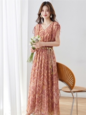 夏季度假风时尚大摆裙女2026新款气质女神范复古印花时髦轻奢裙子，女装连衣裙，拾衣