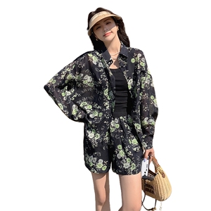 撞色天丝衬衫防晒套装女夏新款小个子宽松阔腿短裤印花时尚两件套图片