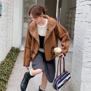美拉德连帽牛角扣皮毛一体外套女秋冬2025新款独特设计麂皮绒棉服图片