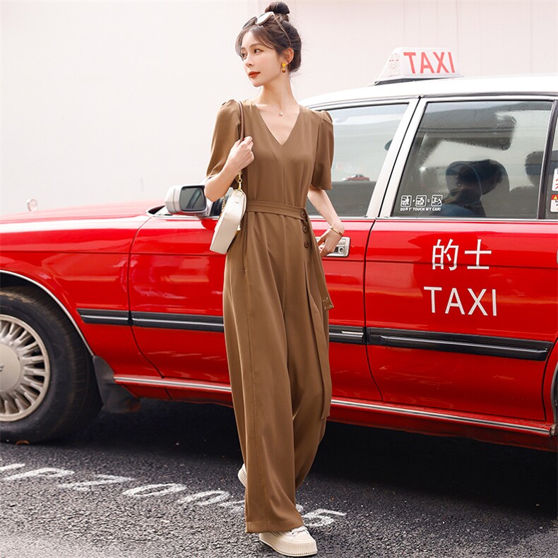 2023年夏季简约自然腰V领女装纯色腰带装饰短袖连体长裤时尚潮流,女装连体裤,微微衣阁