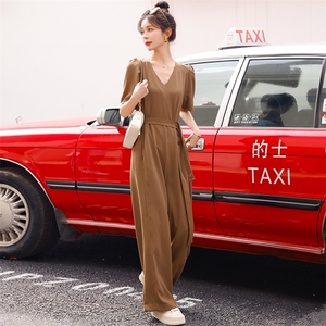 2023年夏季简约自然腰V领女装纯色腰带装饰短袖连体长裤时尚潮流图片