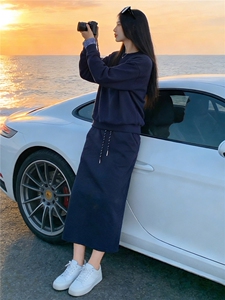 个性简约休闲时尚套装女春季袖口拼接色设计圆领卫衣半身裙两件套图片