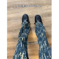 深蓝色