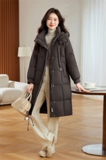 高端咖色羽绒服女中长款2024冬季新款时尚加厚保暖过膝白鸭绒外套，女装羽绒服，自然秀
