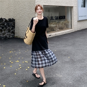 韩系简约高级感休闲黑色连衣裙女夏季设计感宽松气质格子拼接长裙图片