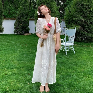 新中式法式V领高级感刺绣连衣裙女米色温柔度假风绝美初恋茶歇裙图片