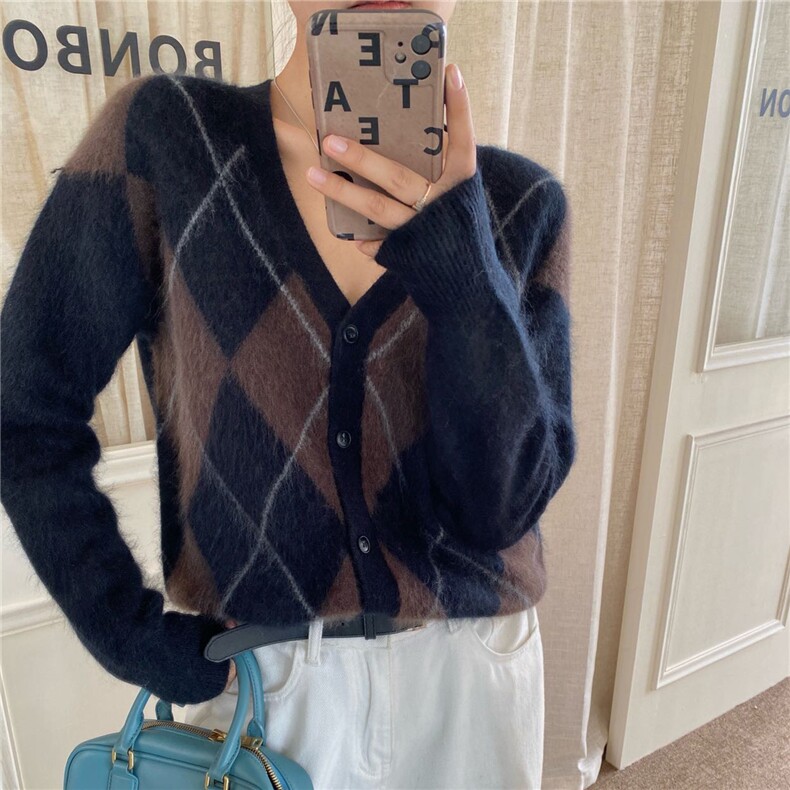 2025年秋季新款羊毛拉绒英伦老钱风百搭菱形格V领开衫，女装羊毛衫，优麦羊绒（原洪叶羊绒）