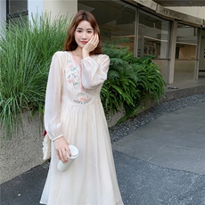 新中式刺绣连衣裙女秋季2025新款独特漂亮国风高级感气质优雅长裙，女装连衣裙，蝶眷