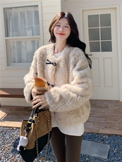 杏色高级感小香风毛毛外套女2025冬季新款温柔氛围感皮毛一体外套，女装皮草，欣美人