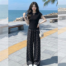 盐系穿搭时尚套装女夏款黑色短袖上衣花朵印花木耳边屁帘裤两件套，女装套装/套裙，江南