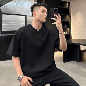 时尚穿搭显肩宽小V设计款2025夏季男士短袖T恤高级感简约宽松上衣图片