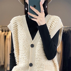时尚女装2024秋款毛绒刺绣V领单排扣马甲外套，女装马甲，恩尚羊绒