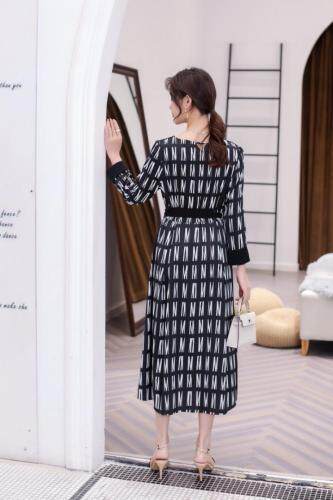 夏季新款韩版时尚连衣裙，女装连衣裙，裳之恋语